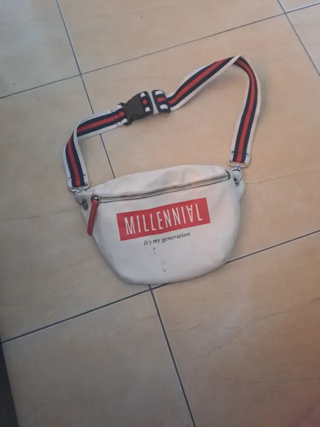 Riñonera blanca con estampado Millennial