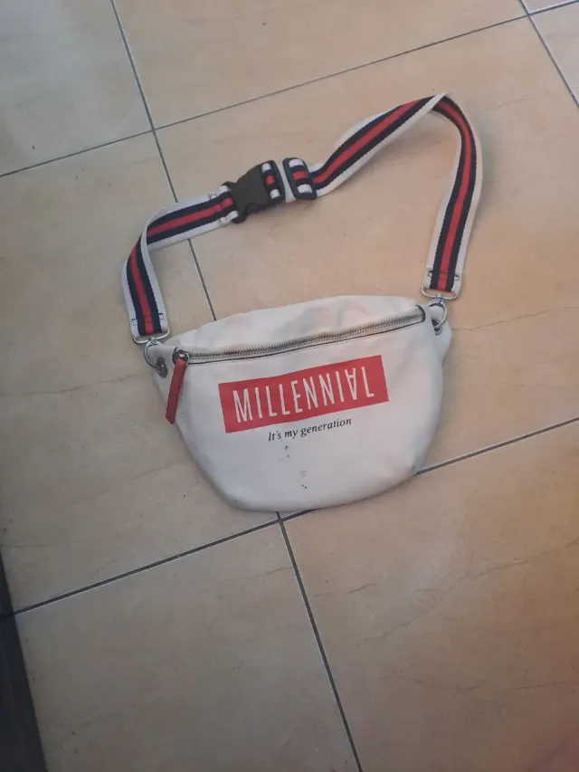 Riñonera blanca con estampado Millennial