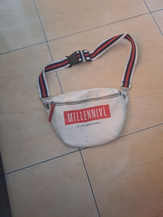 Riñonera blanca con estampado Millennial