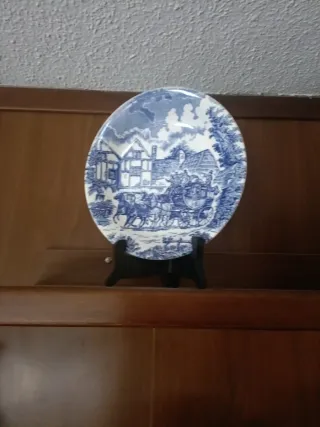 2 piatti decorativi blu e bianchi