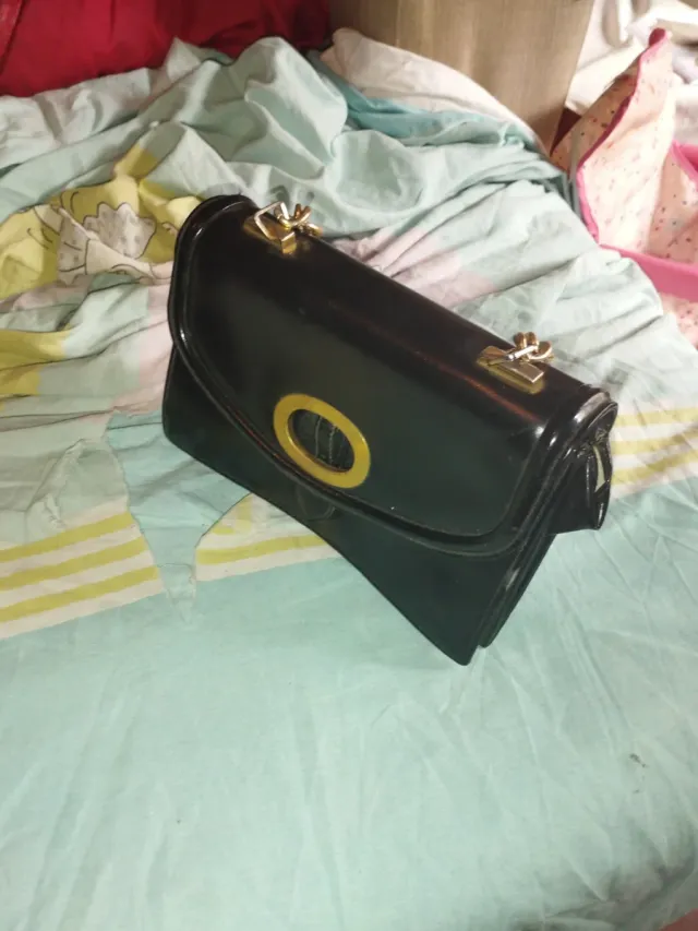 Bolso negro con cadena dorada