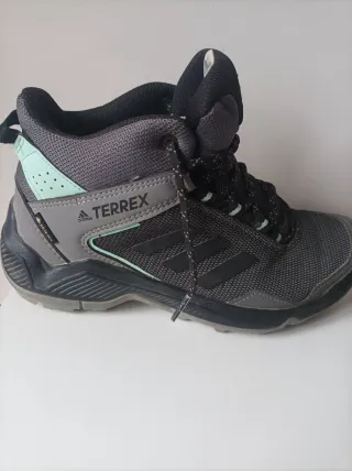 Botas de montaña Adidas.