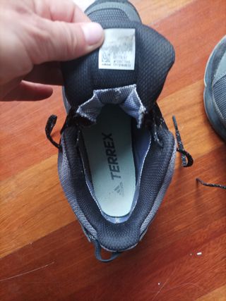 Botas de montaña Adidas.
