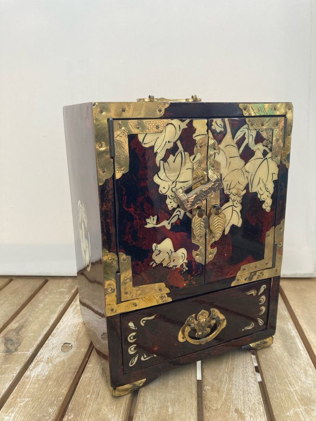 Portajoyas de madera con incrustaciones