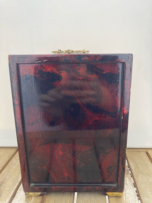 Portajoyas de madera con incrustaciones