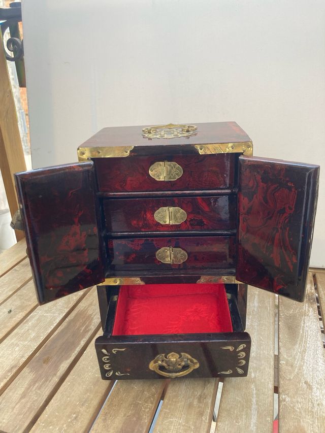 Portajoyas de madera con incrustaciones