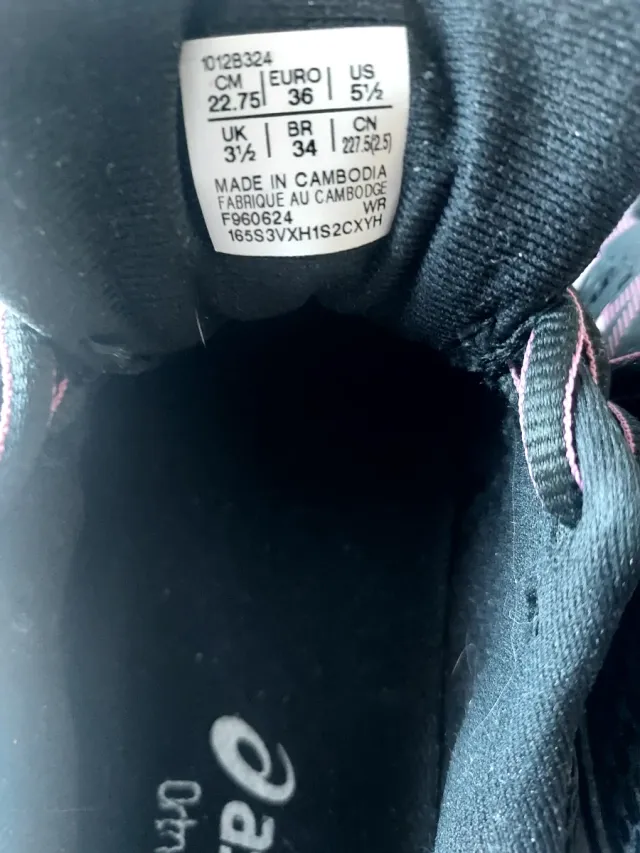 Zapatillas Asics Mujer Negras y Moradas