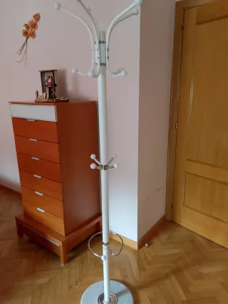 Perchero de pie blanco y madera