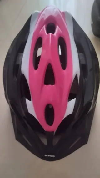 Casco de bicicleta rosa y negro