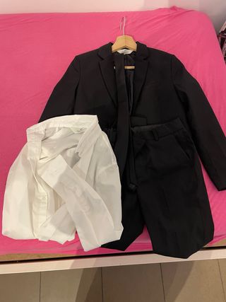 Traje niño negro y camisa blanca
talla 9-10