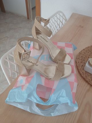 Sandalias tacón Andarina doradas talla 37