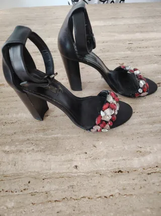 Sandalias Uterqüe con pedrería