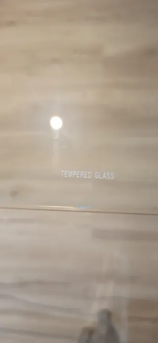 Mesa de comedor de cristal y metal