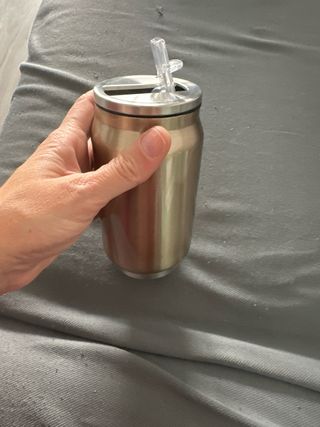 Borraccia a forma di lattina con cannuccia