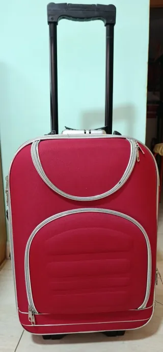 Maleta de viaje roja con ruedas