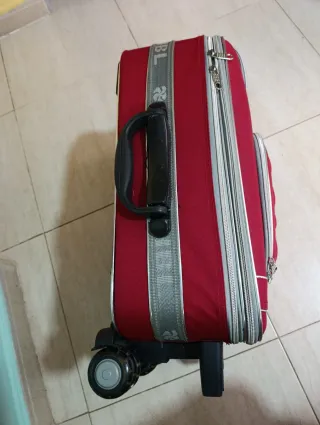 Maleta de viaje roja con ruedas