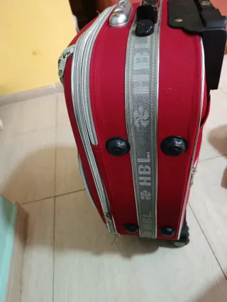 Maleta de viaje roja con ruedas