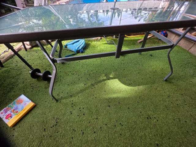 Mesa de patio de cristal y metal gris