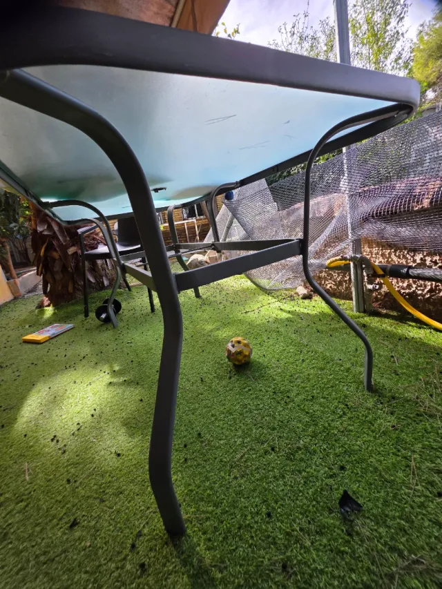 Mesa de patio de cristal y metal gris