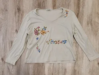 Blusa beige con bordado floral