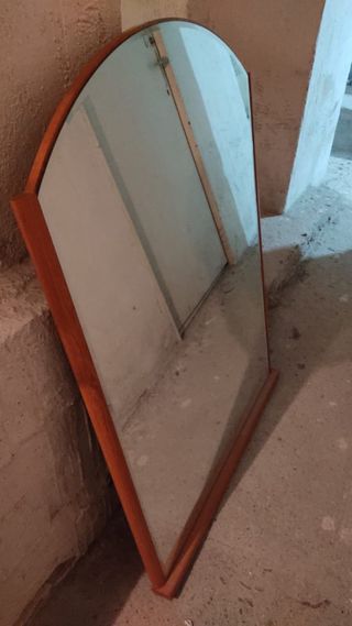 Espejo con marco de madera de cerezo