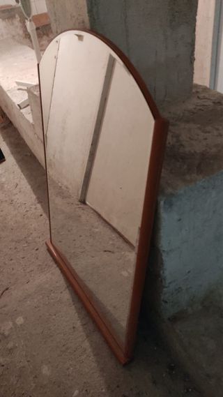 Espejo con marco de madera de cerezo