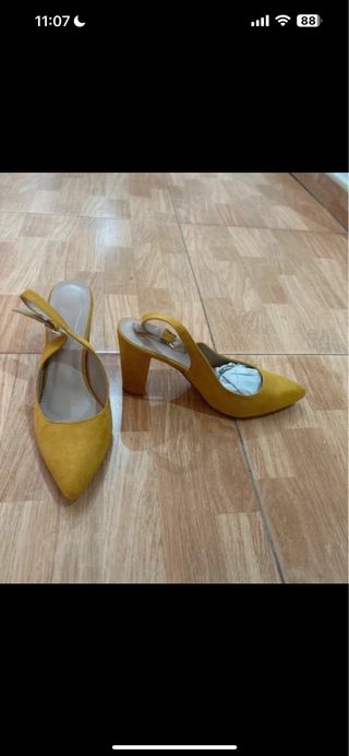 Zapatos de tacón amarillos