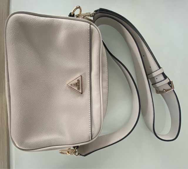 Bolso Guess Beige y Dorado