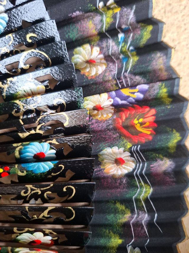 Ventagli neri decorati con fiori vintage