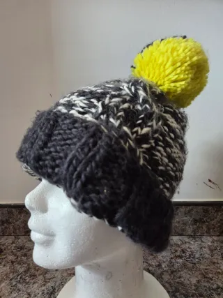 Gorro de lana con pompón