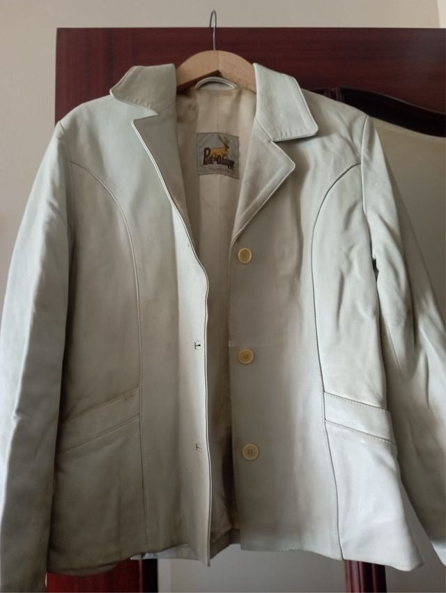 Chaqueta de piel color beige