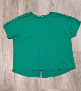 Blusa verde con encaje