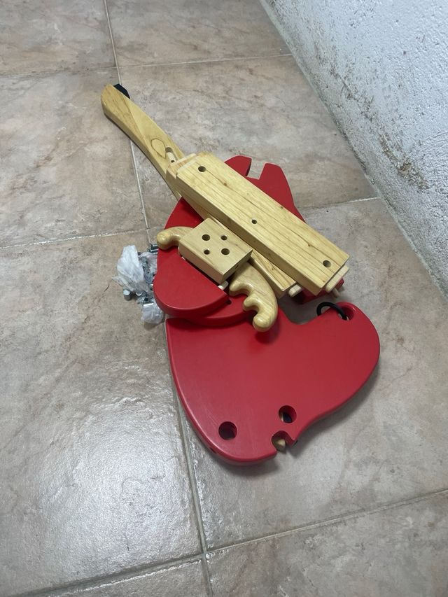 Caballo balancín rojo de madera