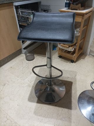 2 Taburetes de Barra Cuero Negro y Metal