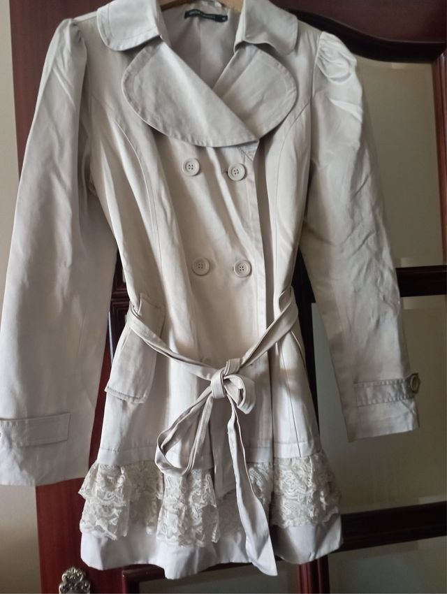 Gabardina beige con encaje
