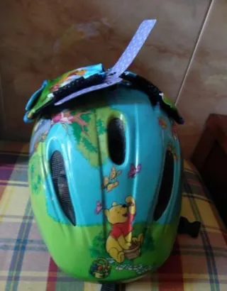 Casco infantil Winnie the Pooh y guantes.