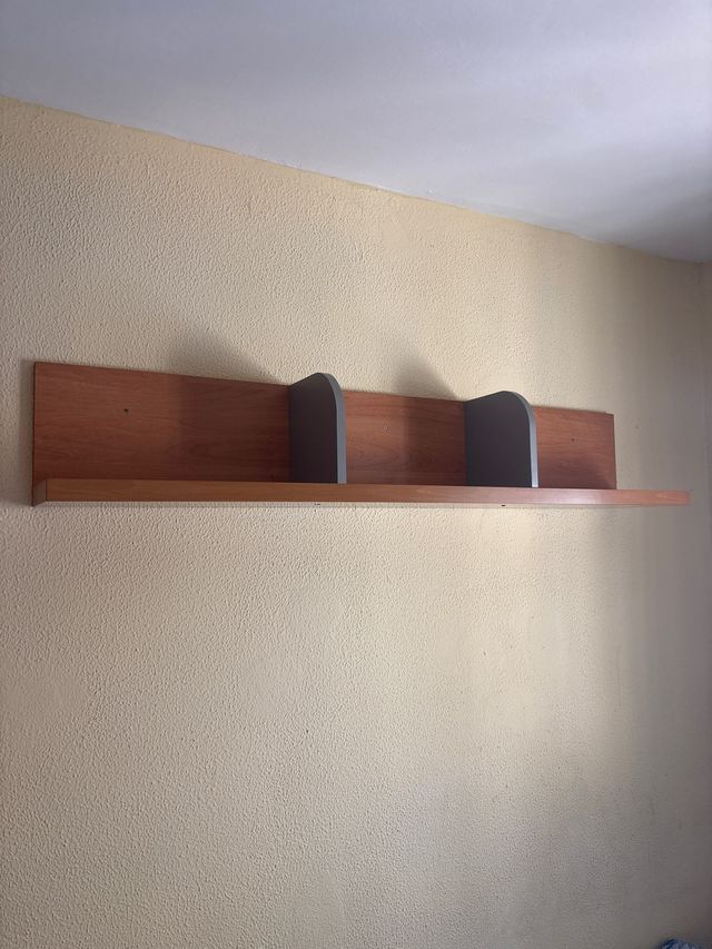 Estantería de madera marrón y gris