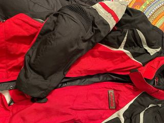 Chaqueta de moto roja y negra