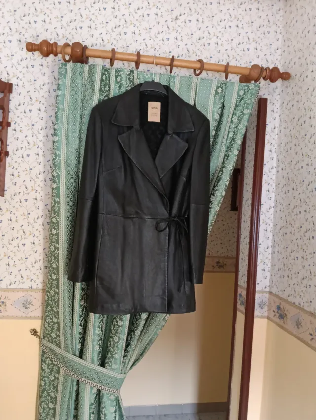 Chaqueta de piel MNG negra