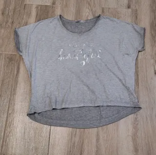 Blusa gris con texto You Are Beautiful