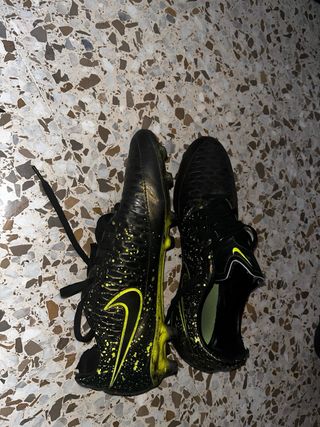 Zapatos de fútbol Nike negros y dorados