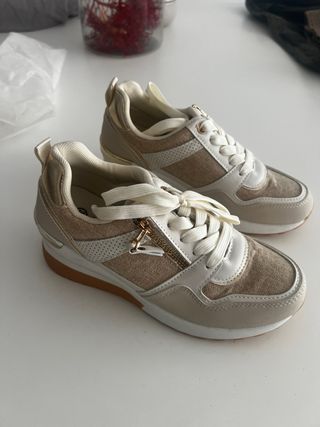 Zapatillas deportivas beige y doradas