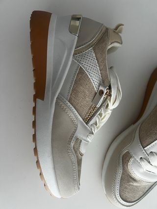 Zapatillas deportivas beige y doradas