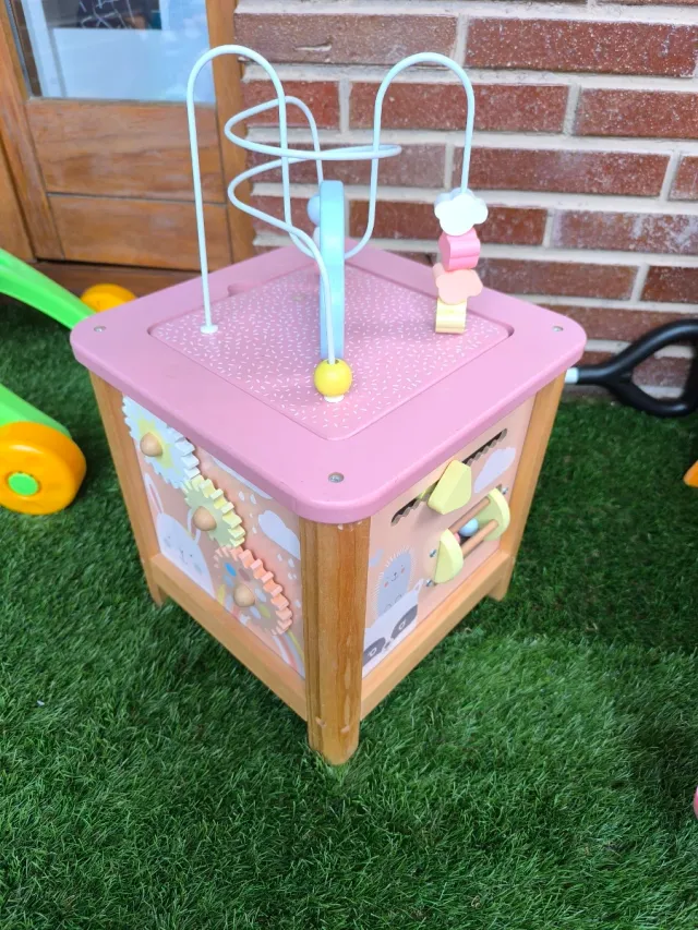 Mesa sensorial de madera para bebés