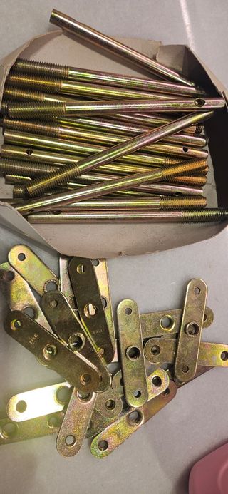 Lote de tornillos y herrajes metálicos