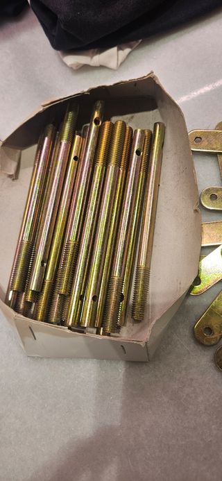 Lote de tornillos y herrajes metálicos