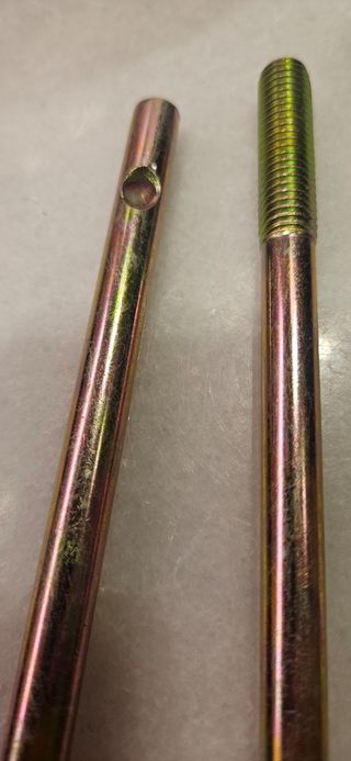 Lote de tornillos y herrajes metálicos