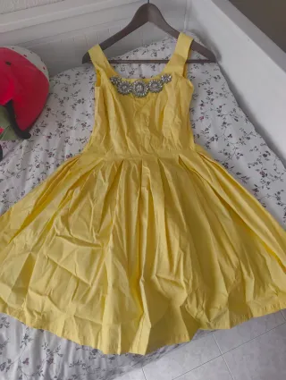 Vestido amarillo con pedrería