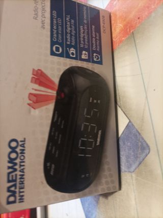 Radio despertador Daewoo negro y gris