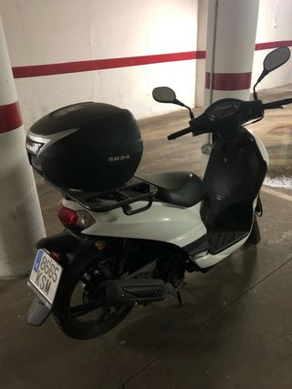 Moto Peugeot 125cc Blanca con Baúl SOLO 4500 km!!